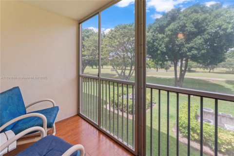 Condo in Pembroke Pines, Florida, 1 bedroom  № 1683986 - photo 13