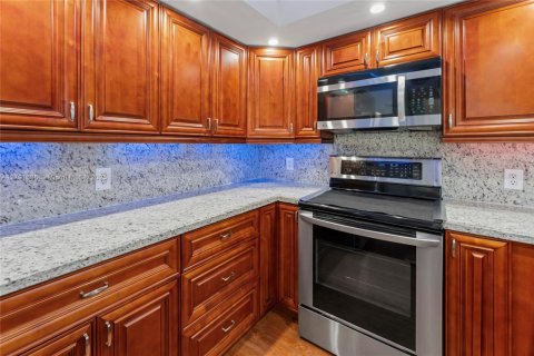 Condo in Pembroke Pines, Florida, 1 bedroom  № 1683986 - photo 7