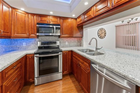 Condo in Pembroke Pines, Florida, 1 bedroom  № 1683986 - photo 8