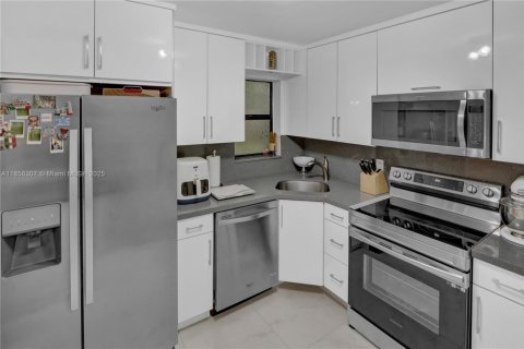 Condo in Coconut Creek, Florida, 3 bedrooms  № 1878844 - photo 13