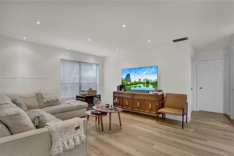 Condo in Coconut Creek, Florida, 3 bedrooms  № 1878844 - photo 9