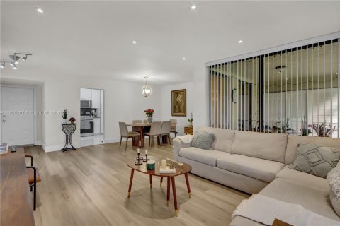 Condo in Coconut Creek, Florida, 3 bedrooms  № 1878844 - photo 11