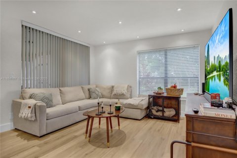 Condo in Coconut Creek, Florida, 3 bedrooms  № 1878844 - photo 10