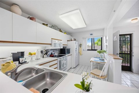 Condo in Sarasota, Florida, 2 bedrooms  № 2345224 - photo 12