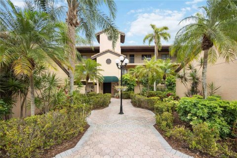 Condo in Sarasota, Florida, 2 bedrooms  № 2345224 - photo 3