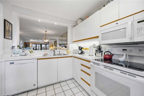 Condo in Sarasota, Florida, 2 bedrooms  № 2345224 - photo 9