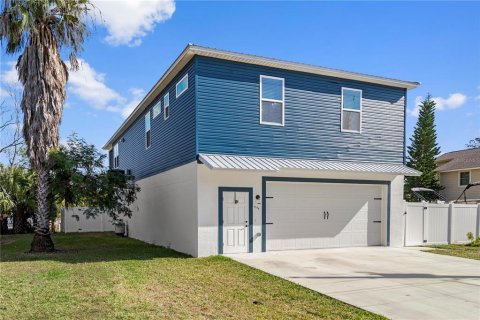 House in Hernando Beach, Florida 3 bedrooms, 150.87 sq.m. № 1538288 - photo 1