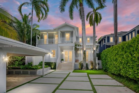 Villa ou maison à louer à Miami, Floride: 4 chambres, 352.1 m2 № 1990739 - photo 1