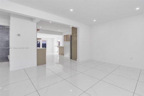 House in Miami, Florida 4 bedrooms, 170.48 sq.m. № 1825924 - photo 13