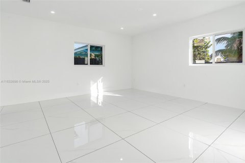 House in Miami, Florida 4 bedrooms, 170.48 sq.m. № 1825924 - photo 18