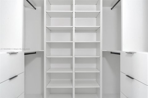 House in Miami, Florida 4 bedrooms, 170.48 sq.m. № 1825924 - photo 17