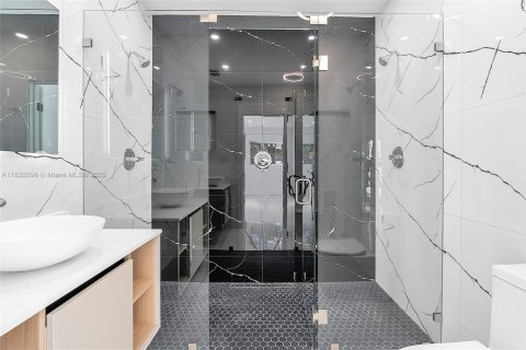 House in Miami, Florida 4 bedrooms, 170.48 sq.m. № 1825924 - photo 15