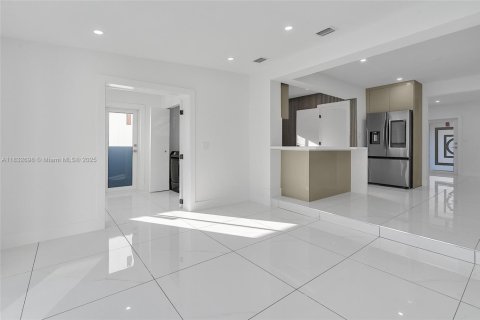 House in Miami, Florida 4 bedrooms, 170.48 sq.m. № 1825924 - photo 12