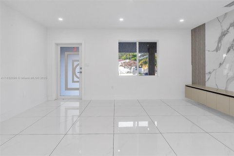 House in Miami, Florida 4 bedrooms, 170.48 sq.m. № 1825924 - photo 2