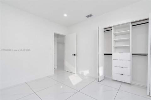 House in Miami, Florida 4 bedrooms, 170.48 sq.m. № 1825924 - photo 21