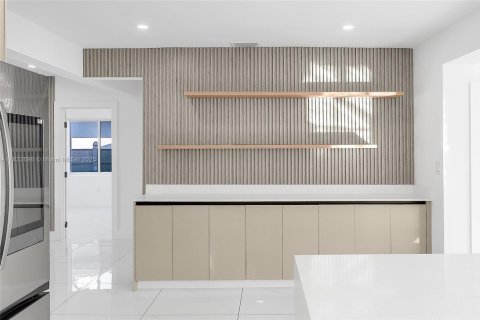House in Miami, Florida 4 bedrooms, 170.48 sq.m. № 1825924 - photo 7