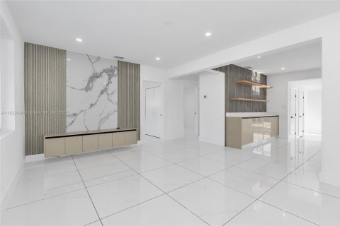 House in Miami, Florida 4 bedrooms, 170.48 sq.m. № 1825924 - photo 6