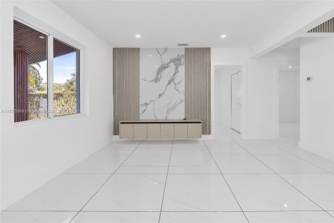Villa ou maison à vendre à Miami, Floride: 4 chambres, 170.48 m2 № 1825924 - photo 3
