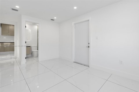 House in Miami, Florida 4 bedrooms, 170.48 sq.m. № 1825924 - photo 28