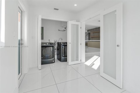 House in Miami, Florida 4 bedrooms, 170.48 sq.m. № 1825924 - photo 26