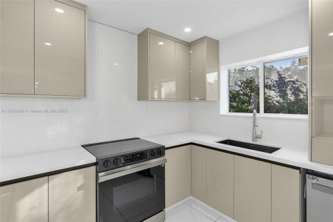 House in Miami, Florida 4 bedrooms, 170.48 sq.m. № 1825924 - photo 10