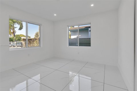 House in Miami, Florida 4 bedrooms, 170.48 sq.m. № 1825924 - photo 22