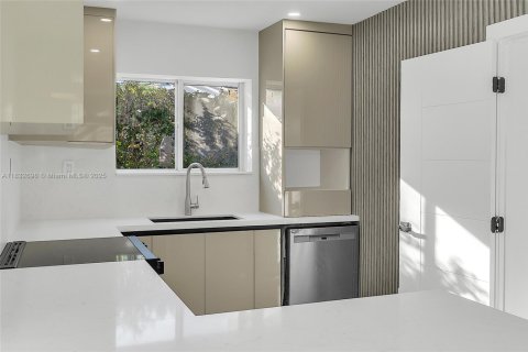 House in Miami, Florida 4 bedrooms, 170.48 sq.m. № 1825924 - photo 11