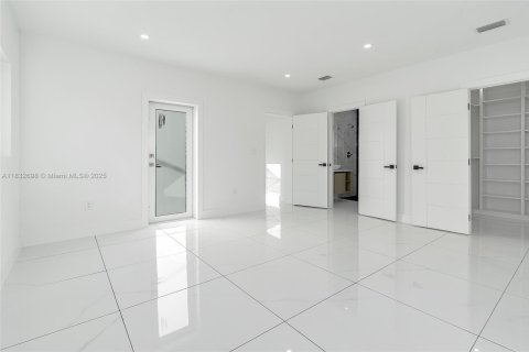 House in Miami, Florida 4 bedrooms, 170.48 sq.m. № 1825924 - photo 19