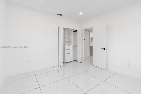 House in Miami, Florida 4 bedrooms, 170.48 sq.m. № 1825924 - photo 20