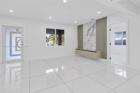 House in Miami, Florida 4 bedrooms, 170.48 sq.m. № 1825924 - photo 4