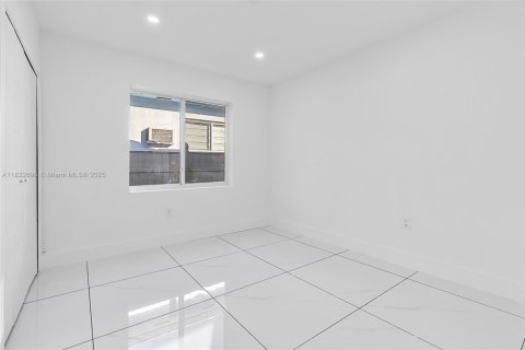 House in Miami, Florida 4 bedrooms, 170.48 sq.m. № 1825924 - photo 23