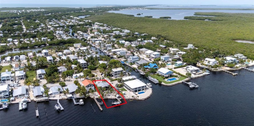 House in Key Largo, Florida 3 bedrooms, 89.19 sq.m. № 1821812