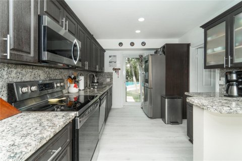House in Miami Shores, Florida 4 bedrooms, 102.56 sq.m. № 1891245 - photo 2