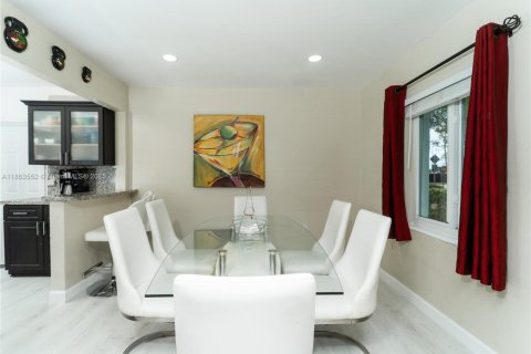 House in Miami Shores, Florida 4 bedrooms, 102.56 sq.m. № 1891245 - photo 6
