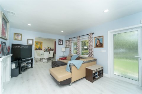 House in Miami Shores, Florida 4 bedrooms, 102.56 sq.m. № 1891245 - photo 7