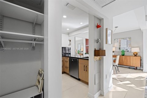 Снять в аренду кондоминиум в Майами, Флорида 1 спальня, 69.68м2, № 2050765 - фото 18