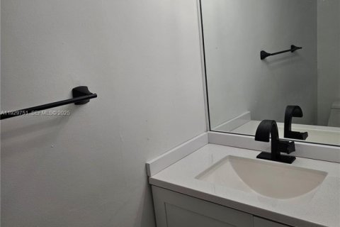 Снять в аренду таунхаус в Майами, Флорида 3 спальни, 125.23м2, № 1988793 - фото 2