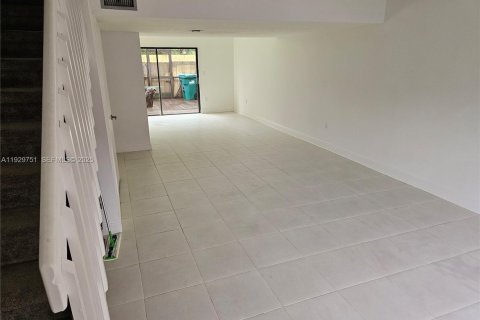 Снять в аренду таунхаус в Майами, Флорида 3 спальни, 125.23м2, № 1988793 - фото 6