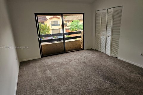 Снять в аренду таунхаус в Майами, Флорида 3 спальни, 125.23м2, № 1988793 - фото 4