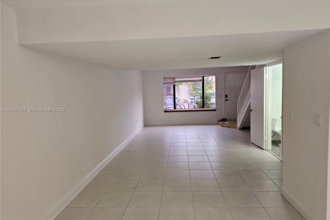 Снять в аренду таунхаус в Майами, Флорида 3 спальни, 125.23м2, № 1988793 - фото 7