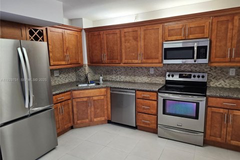 Снять в аренду таунхаус в Майами, Флорида 3 спальни, 125.23м2, № 1988793 - фото 1