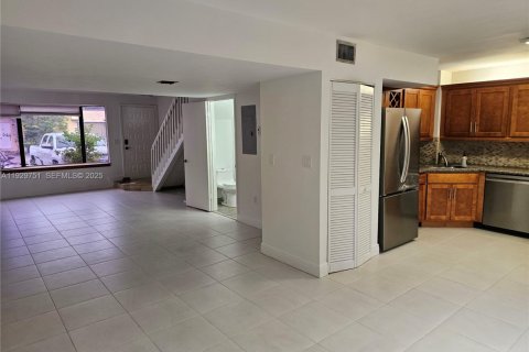 Снять в аренду таунхаус в Майами, Флорида 3 спальни, 125.23м2, № 1988793 - фото 3