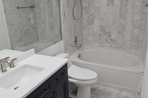 Снять в аренду таунхаус в Майами, Флорида 3 спальни, 125.23м2, № 1988793 - фото 9