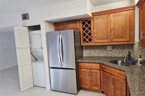 Снять в аренду таунхаус в Майами, Флорида 3 спальни, 125.23м2, № 1988793 - фото 10