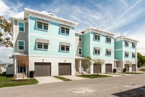 Touwnhouse à Saint Petersburg, Floride 3 chambres, 214.6 m2 № 2109982