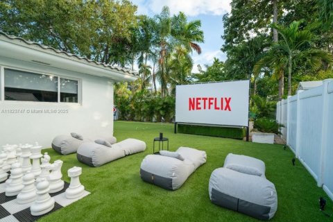 House in Biscayne Park, Florida 4 bedrooms, 265.33 sq.m. № 1788455 - photo 12
