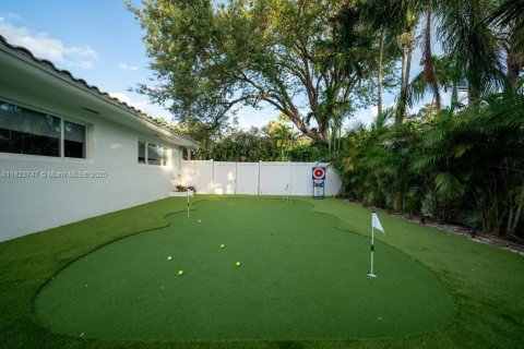 House in Biscayne Park, Florida 4 bedrooms, 265.33 sq.m. № 1788455 - photo 13