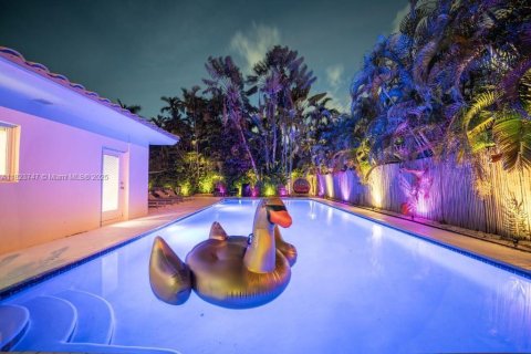 House in Biscayne Park, Florida 4 bedrooms, 265.33 sq.m. № 1788455 - photo 30
