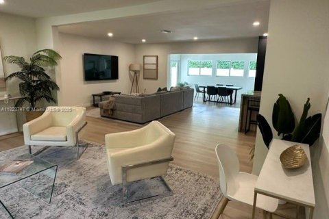 House in Biscayne Park, Florida 4 bedrooms, 265.33 sq.m. № 1788455 - photo 23