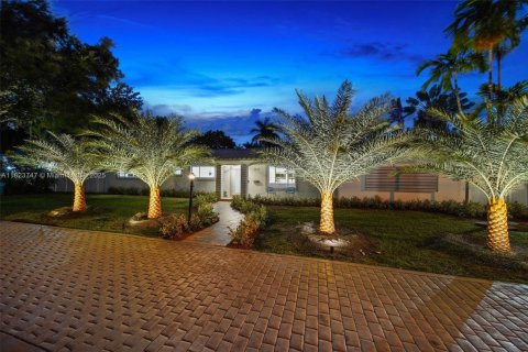 House in Biscayne Park, Florida 4 bedrooms, 265.33 sq.m. № 1788455 - photo 1